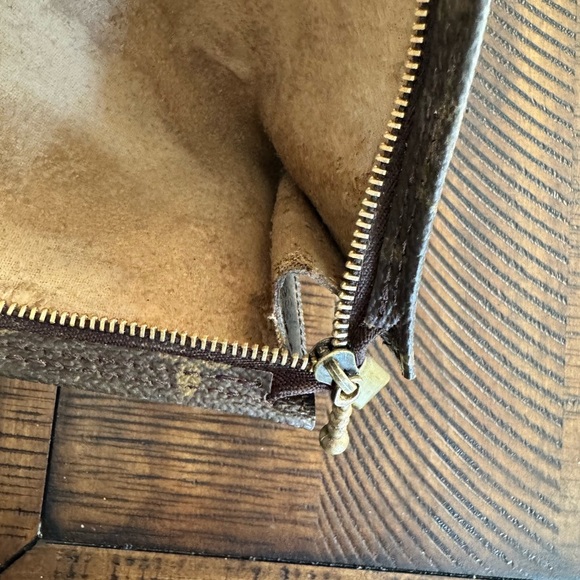 - Louis Vuitton Monogram Poche Toilette 15 Cosmetics Pouch Purse/ - Picture 9 of 14